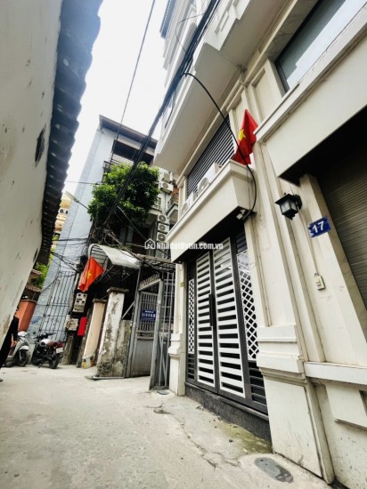 Nhà lô góc, phòng nào cũng có ánh sáng tự nhiên.
Nhà còn mới, đã full phòng, khách vào chỉ việc vận hành.
