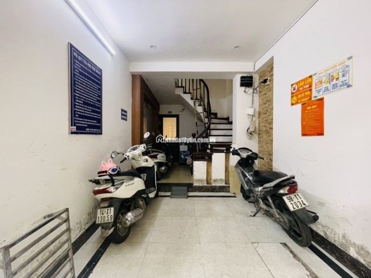 Nhà lô góc, phòng nào cũng có ánh sáng tự nhiên.
Nhà còn mới, đã full phòng, khách vào chỉ việc vận hành.