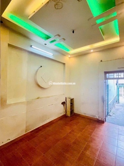 BÁN NHÀ HẺM XE HƠI THÔNG DTCN 40M2 4 TẦNG BTCT NHỈNH 5TỶ

 - Kết cấu: Trệt 3 lầu, gồm 4PN, 3wc, 2 sân thượng trước sau. Sàn BTCT

 - Hẻm xe hơi