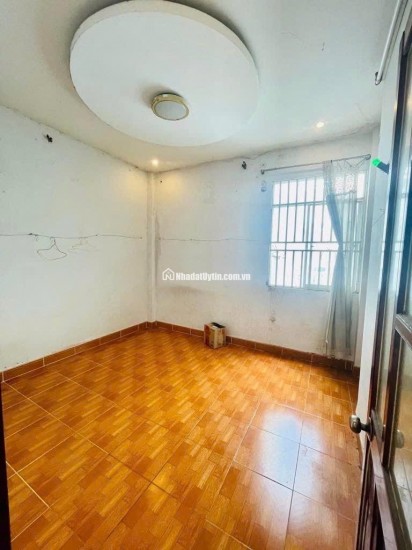 BÁN NHÀ HẺM XE HƠI THÔNG DTCN 40M2 4 TẦNG BTCT NHỈNH 5TỶ

 - Kết cấu: Trệt 3 lầu, gồm 4PN, 3wc, 2 sân thượng trước sau. Sàn BTCT

 - Hẻm xe hơi
