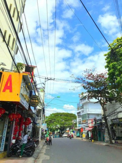 Bán đất tặng nhà 3 tầng mặt tiền đường Nguyễn Đình Chiểu, Vĩnh Phước, Nha Trang.
 Diện tích: 281m2, ngang 7m dài 40m. Hướng Tây Nam
Giá bán: 26.5