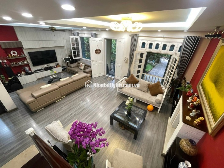  BÁN BIỆT THỰ SÂN VƯỜN NGỌC THỤY – TRUNG TÂM LONG BIÊN 
 Diện tích đất: 378m² – Diện tích sử dụng: 428m²
 Mặt tiền rộng: 11m – 2 mặt ngõ