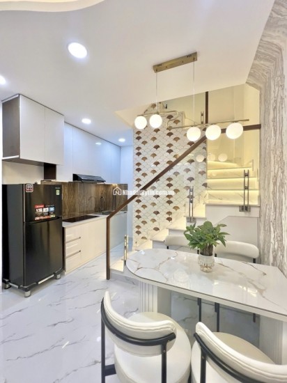 SIÊU PHẨM HOÀNG SA QUẬN 3

FULL NỘI THẤT SANG XỊN MỊN - 3 TẦNG 2PN

SD ~70M2 NGANG 3.6M SỔ A4 - 4.x TỶ
