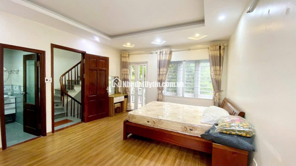 Tây Hồ, hàng hiếm, 6 tầng, thang máy xịn, 2 phút là ra Hồ Tây lộng gió!