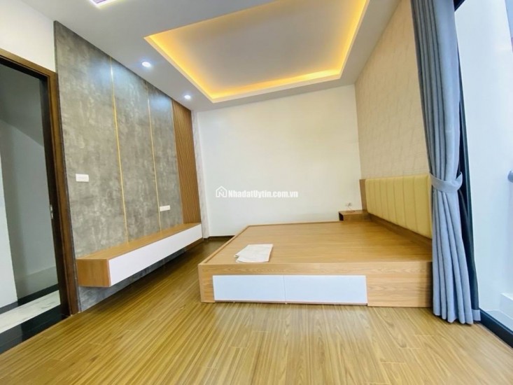 Nhà lô góc với thiết kế hiện đại gần chợ Phùng khoang