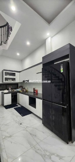 nằm ngay ngã 3 Ba La Dt hơn 40m, mặt tiền 3,5m , 3 tầng , thiết kế hiện đại thoáng mát