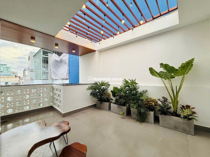 TRUNG TÂM GÒ VẤP - NGAY CÔNG VIÊN LÀNG HOA - 4 TẦNG - 63M² NỞ HẬU - XE HƠI ĐỖ CỬA - NHÀ MỚI FULL NỘI THẤT CAO CẤP.