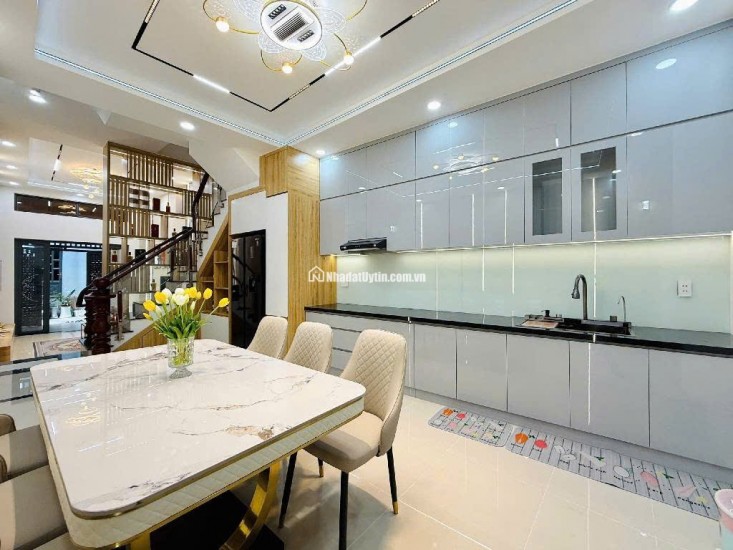 TRUNG TÂM GÒ VẤP - NGAY CÔNG VIÊN LÀNG HOA - 4 TẦNG - 63M² NỞ HẬU - XE HƠI ĐỖ CỬA - NHÀ MỚI FULL NỘI THẤT CAO CẤP.
