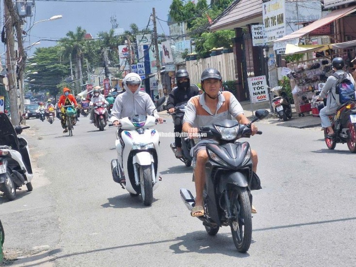 Vị  trí siêu đỉnh, lô góc 3 mặt tiền xe tải tránh, tiện mua ở ,làm văn phòng trụ sở công ty 
98 m2 chỉ 9 tỷ