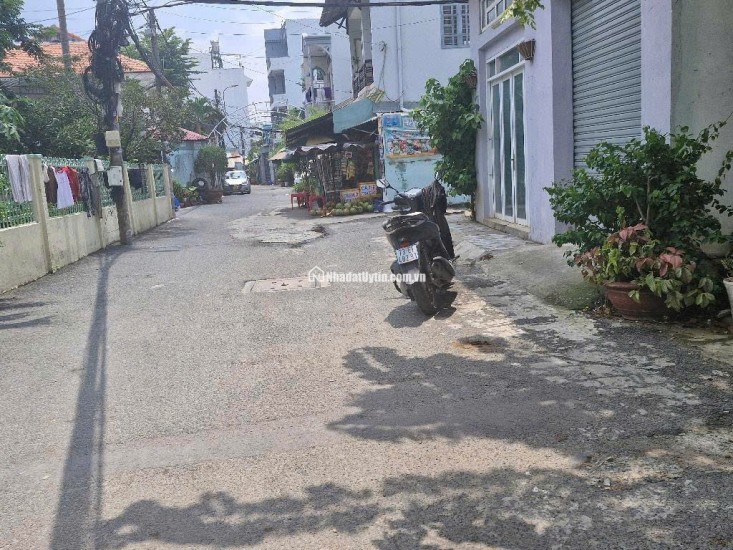 Vị  trí siêu đỉnh, lô góc 3 mặt tiền xe tải tránh, tiện mua ở ,làm văn phòng trụ sở công ty 
98 m2 chỉ 9 tỷ