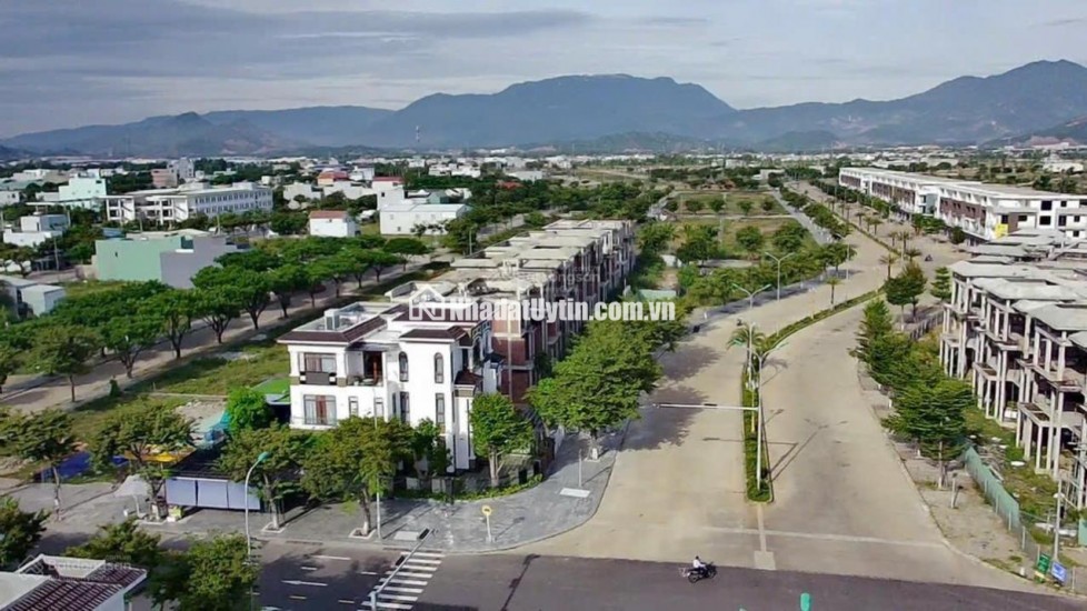 Bán đất thổ cư 250m2 đường Nguyễn Tất Thành, Liên Chiểu, Đà Nẵng. Giá 8 tỷ, sổ đỏ, hướng Đông Nam. LH: 0877661879
