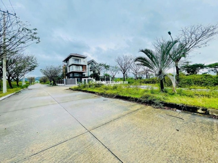 Bán đất thổ cư 250m2 đường Nguyễn Tất Thành, Liên Chiểu, Đà Nẵng. Giá 8 tỷ, sổ đỏ, hướng Đông Nam. LH: 0877661879