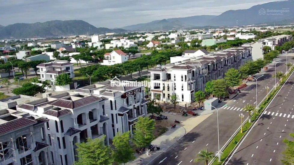 Bán đất thổ cư 250m2 đường Nguyễn Tất Thành, Liên Chiểu, Đà Nẵng. Giá 8 tỷ, sổ đỏ, hướng Đông Nam. LH: 0877661879