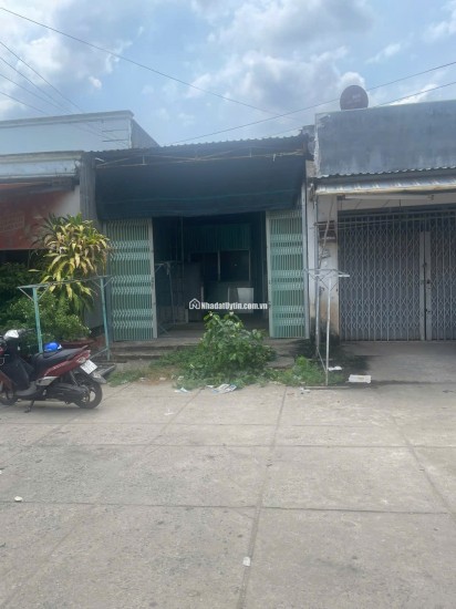 BÁN ĐẤT TẠI CHỢ DT81M2 SHR TRÊN ĐẤT CÓ NHÀ TIỀN CHẾ CỬA KÉO ĐÀI LOAN 950TR LH:0974004184 GẶP TRUNG.