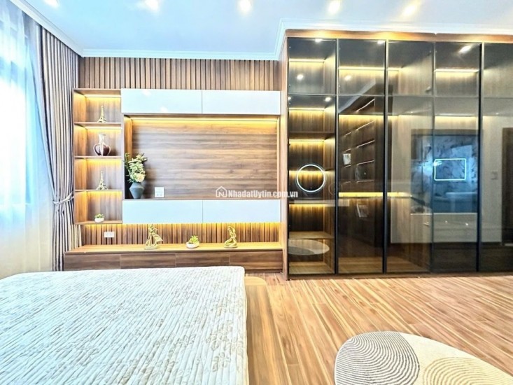 8.6 tỷ nhà Đội Cấn, 6 tầng thang máy,  dân xây ở luôn, sổ chính chủ