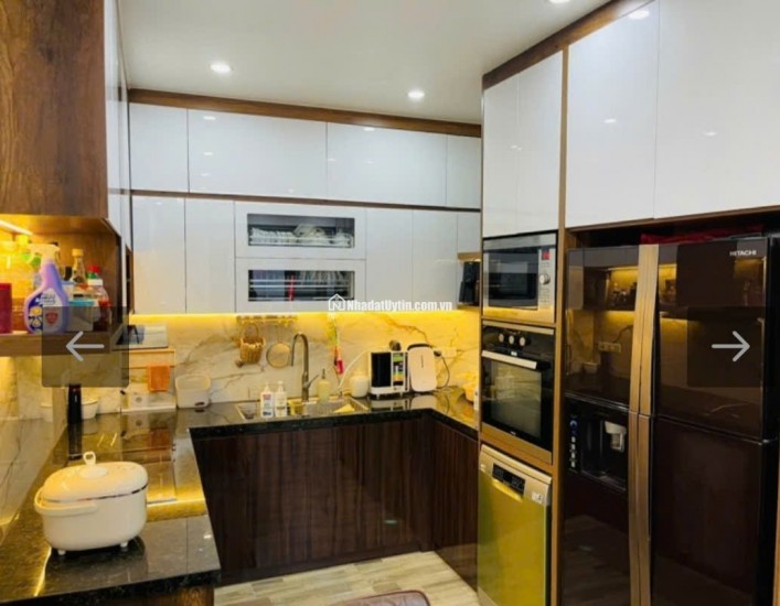 Nhà Mới Lạc long Quân -40M-5 Tầng-MT5m-15 Tỷ-Ô tô-Gần Hồ -Kinh doanh