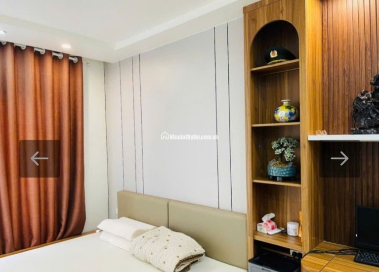 Nhà Mới Lạc long Quân -40M-5 Tầng-MT5m-15 Tỷ-Ô tô-Gần Hồ -Kinh doanh