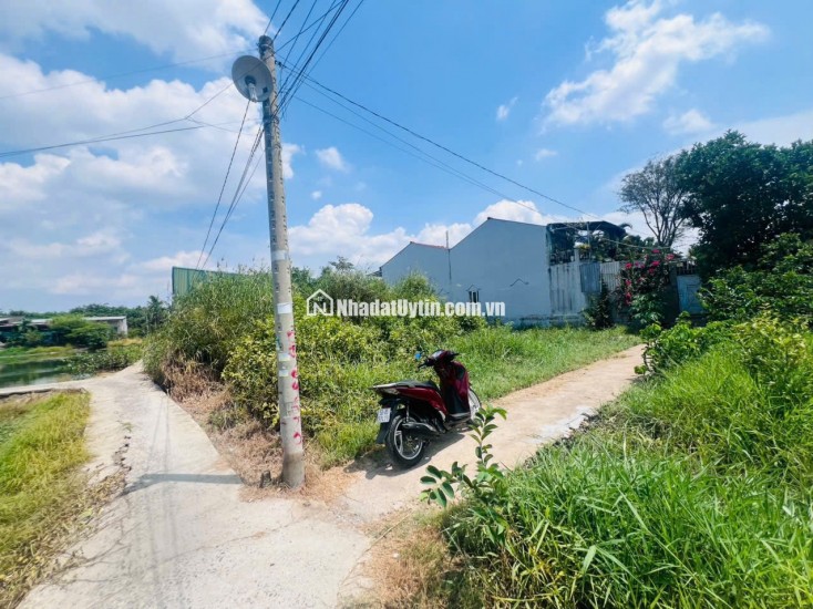 CHỦ ĐẤT CẦN BÁN  GẤP 2 MIẾNG ĐẤT BÌNH CHÁNH ẤP 3 TÂN QÚI TÂY. LH:0909304773.