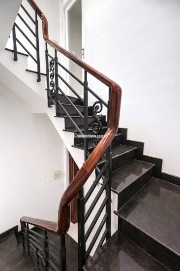 BÁN GẤP NHÀ BÀ HẠT Q10 GẦN ĐƯỜNG XE HƠI CÁCH VÀI BỨOC CHÂN. LH:0909304773