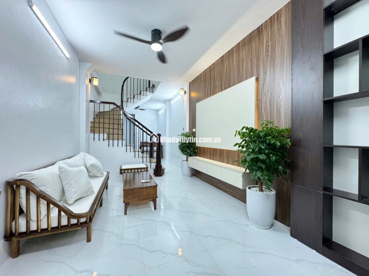 HÀNG HIÊM NGOC THỤY NGÕ THÔNG Ô TÔ .Ô TÔ ĐỖ CƯA  FULL NỘI THẤT
