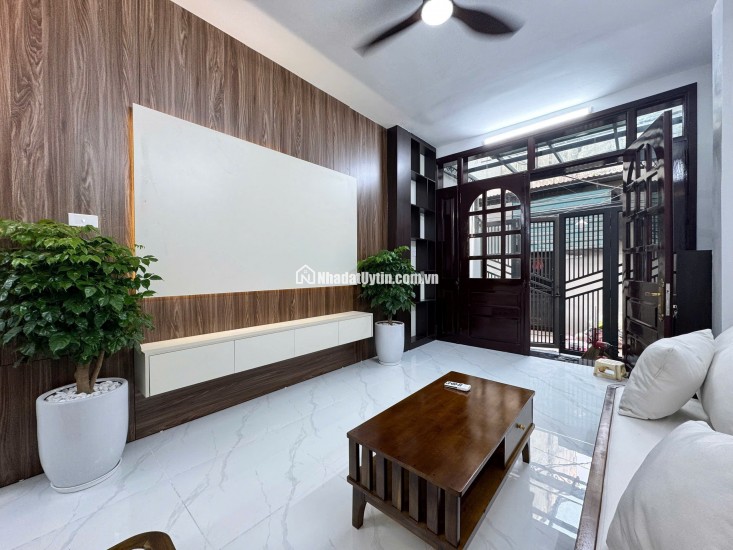 HÀNG HIÊM NGOC THỤY NGÕ THÔNG Ô TÔ .Ô TÔ ĐỖ CƯA  FULL NỘI THẤT