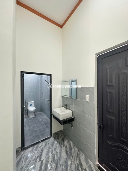 CĂN NHÀ CẤP 4 SÁT ỦY BAN CHÁNH PHÚ HÒA – 165 M2 SHR 1TY 7XX. LH:0868673151.