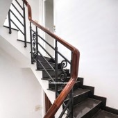BÁN GẤP NHÀ BÀ HẠT Q10 GẦN ĐƯỜNG XE HƠI CÁCH VÀI BỨOC CHÂN. LH:0909304773