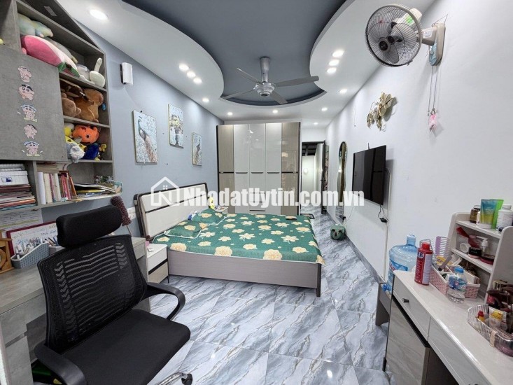 PHỐ NGUYÊN HỒNG - THANG MÁY XỊN - NGÕ THÔNG BA GÁC TRÁNH - NHÀ ĐẸP Ở LUÔN - SÂN CHƠI RỘNG - FULL TIỆN ÍCH. GIÁ NHỈNH 10 TỶ