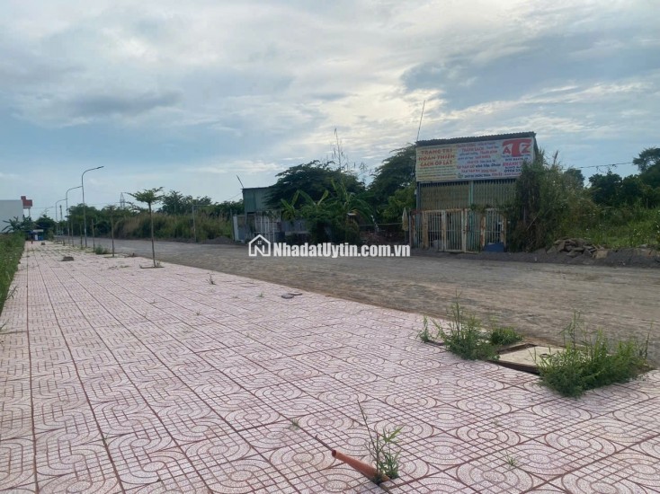BÁN 500M ĐẤT TẠI CẦN THƠ, CÓ KHO SẲN BAO QUANH ĐẤT, MẶT TIỀN 27M, MẶT LỘ NHỰA 18M. LH:0798441899
