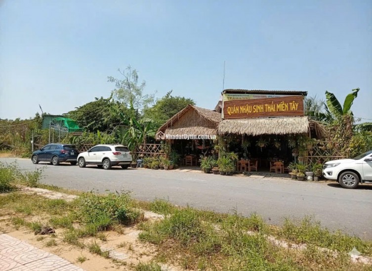 BÁN 500M ĐẤT TẠI CẦN THƠ, CÓ KHO SẲN BAO QUANH ĐẤT, MẶT TIỀN 27M, MẶT LỘ NHỰA 18M. LH:0798441899