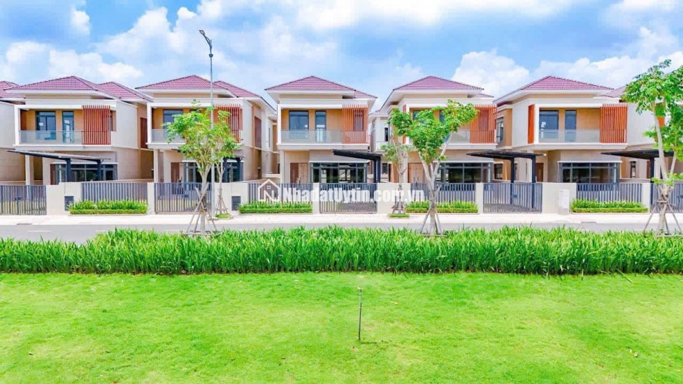 CHỈ 6.8 TỶ CÓ NGAY CĂN BIỆT THỰ 250M2 VIEW SUỐI TRONG KCN VSIP 2, LH:0937995558.