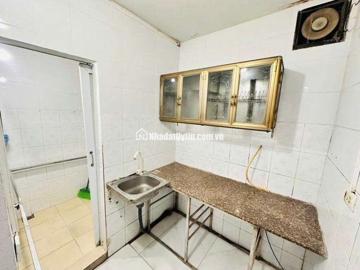 Bán nhà chính chủ 2,5 tầng ngõ 230/79 Định Công Thượng. LH:0968723972.