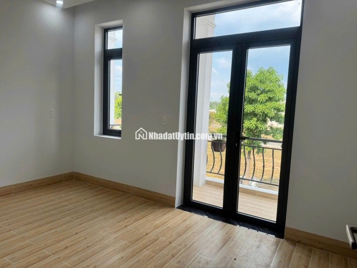 Bán nhà khu dân cư Vsip3 Tân Uyên Bình Dương 1 trệt 1 lầu 3PN 3WC - đường nhựa 12m