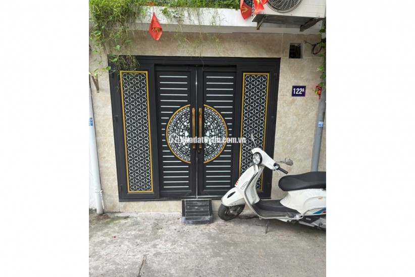 Bán nhà tầng 1 khu tập thể Nghĩa Tân 55m², ô tô đỗ cửa, sổ đỏ chính chủ, vị trí đẹp