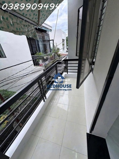 BÁN NHÀ LÔ GÓC 2 MẶT TIỀN HẺM CẮT KIẾNG ĐƯỜNG 2/4 NHA TRANG – DIỆN TÍCH 28M² KẾT CẤU 2 TẦNG ĐỦ NỘI THẤT GIÁ CHỈ 2.3 TỶ