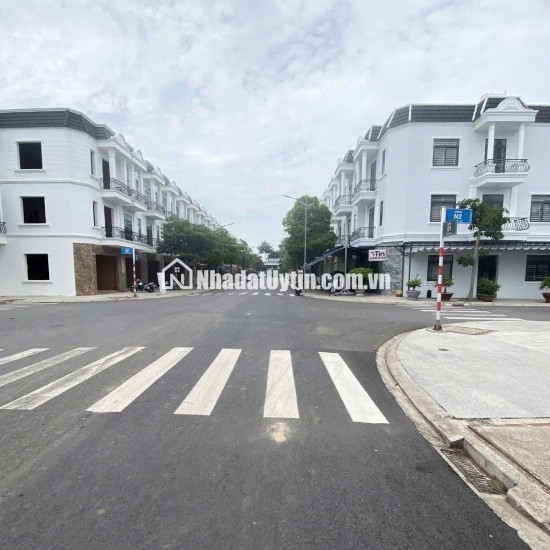 Bán nhà khu dân cư Vsip3 Tân Uyên Bình Dương 1 trệt 1 lầu 3PN 3WC - đường nhựa 12m