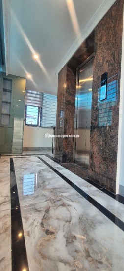 Chính chủ bán nhà mặt phố Nguyễn Cơ Thạch 45mv SĐCC LH:0969148973.