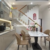 Cần chuyển nhượng nhà 2 tầng khu Nại Thịnh, Sơn Trà. * Diện tích đất: 59,8m² * Diện tích sàn: 114,8m² * Ngang 4m * 4 phòng ngủ, phòng khách, bếp, phòng thờ, 2 WC * Sân để xe trong nhà Vị trí thuận tiện, gần sông Hàn, đường Vân Đồn, chợ và trường học. Nhà 