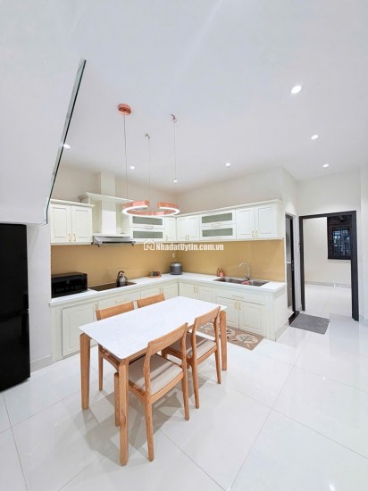  Nhà 3 tầng mặt tiền Nguyên Hồng – Gần Hà Huy Tập